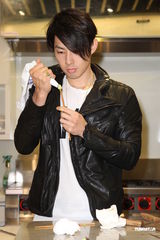 组图：吴建豪首次做巧克力 对曾之乔印象很新鲜