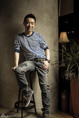组图：范雷雅痞写真随性气质尽显熟男魅力