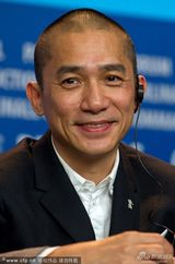 组图：柏林电影节众评委合影 梁朝伟微笑现身