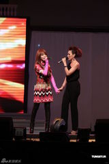 组图：萧亚轩公益活动劲歌热舞 吴建豪秀自弹自唱