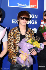 组图：韩国组合CNBLUE抵港 粉丝接机遭疯狂围堵