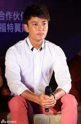 组图：李小璐恢复苗条热裤秀腿 揽贾乃亮做公益