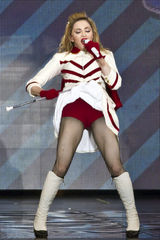 组图：麦当娜挑逗肌肉男上演致命诱惑