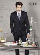 组图：金宇彬拍写真变教授 坐镇实验室秀长腿