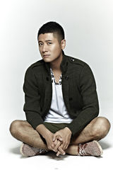 组图：任重军旅风写真 造型硬朗展熟男魅力