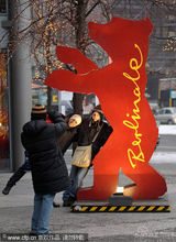 柏林电影节会场布置有序 工作人员认真喷涂金熊Logo