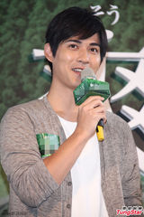 组图：周渝民亮相帅气斯文 陈妍希笑容甜美