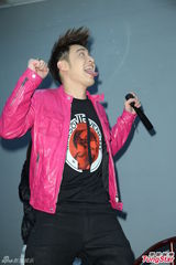 组图：潘玮柏摇下体跳哈林摇 对新恋情没有期待