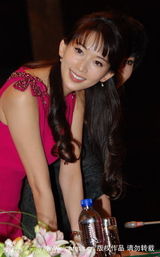 幻灯：林志玲妩媚卷发如芭比娃娃 被赞肌肤吹弹可破