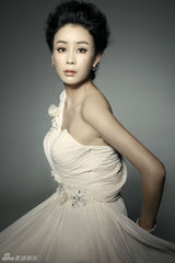 组图：齐千郡杂志大片露肩秀曲线 妩媚展现十足气场