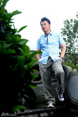 组图：黄海波置身森林拍摄秋日写真 尽显亲和气质