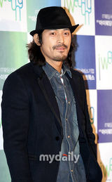 幻灯图集：韩星赵汉善完婚热吻新娘 金善雅等道贺