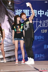 组图：黄鸿升送女粉丝拥抱 望交港女友学广东话