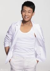 高清图：张译新宣传照阳光帅气 多款造型玩味十足 