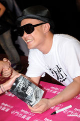 高清组图：陈奕迅笑言自己无心肝 有意看哈林演出