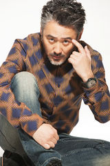 组图：吴秀波写真大展笑容 大叔魅力冬日温暖