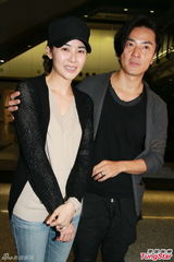 组图：郑伊健蒙嘉慧高调返港 十指紧扣四秀婚戒