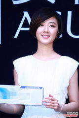 组图：桂纶镁长裙亮相代言优雅文静