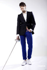 幻灯图：何润东变身帅气击剑手 大牌女星领衔MV