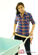 组图：韩星孔贤珠写真现场秀玲珑气质