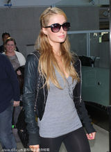 组图：希尔顿黑超遮面 V领T恤搭紧身裤秀性感