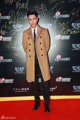 组图：微博之夜红毯 陈坤微笑亮相帅气有型