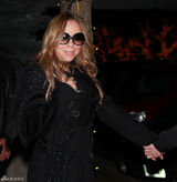 高清图：玛丽亚-凯莉街拍LOOK黑色大衣搭红底鞋