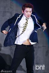 组图：TEENTOP粉丝见面会 卖萌扮女装引爆笑