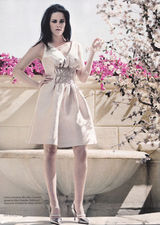 组图：克里斯汀-斯图尔特V领裙登《ELLE》封面