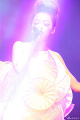 组图：张靓颖上海开唱 脚缠绷带穿高跟鞋热舞