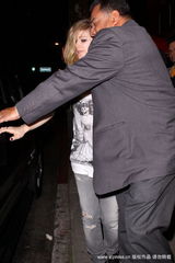 幻灯：艾薇儿泡吧借酒消愁 骷髅新娘T恤映射寂寞