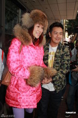 组图：陈浩民接太太出院春风得意 爱女包裹粉嫩可人