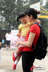 组图：姚明可爱女儿曝光 三岁小萝莉个头高