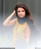 组图：赛琳娜街头演绎靓丽摩登潮妞气场吸睛