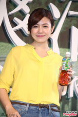 组图：周渝民亮相帅气斯文 陈妍希笑容甜美