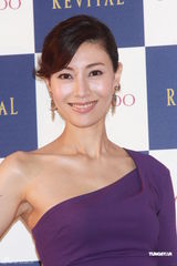 组图：李嘉欣紫色长裙气质佳 工作不舍爱子