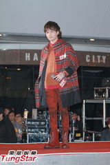 组图：容祖儿携泳儿罗力威出席派对迎圣诞