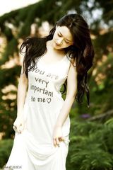 组图：蔡丹丹浪漫现身 美人如花秀发如云