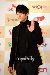 组图：Melon颁奖歌手云集 BEAST等帅气亮相