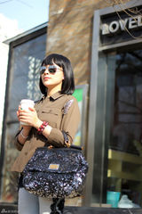 组图：杨舒婷街拍 工装衬衣搭配破洞蕾丝牛仔裤