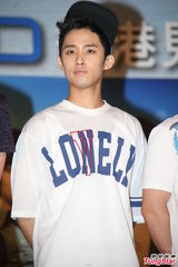 组图：美男乐团FTIsland亮相 与粉丝亲昵击掌