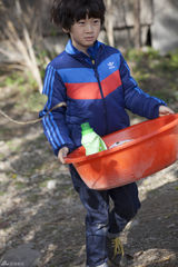 组图：《爸爸》萌娃当家照顾宝宝 kimi意外落水