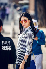 明星爱街拍：贾青轻薄装出街 春光明媚秀甜美