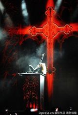 组图：麦当娜挑逗肌肉男上演致命诱惑