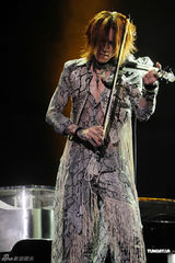 组图：X JAPAN香港开唱 YOSHIKI半裸打鼓引尖叫
