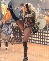 组图：钱妞Ke$ha穿花朵军装大胆热舞