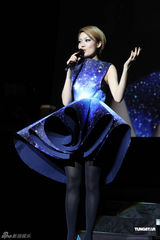 组图：容祖儿彩虹服装唱响伦敦 众人捧场激动而泣