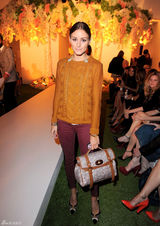 组图：奥利维亚-巴勒莫伦敦看秀 毛衣搭长裤