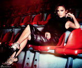 组图：詹妮弗-洛佩兹吊带红裙登杂志封面