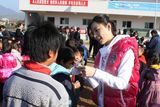 高清组图：张静初公益在行动 深入贫困山区支教